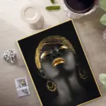 ⁦وحة فنية جدارية لخلفية منزل امرأة أفريقية مصنوعة من القماش ومجوهرات ذهبية وفضية في متناول اليد وملصقات مطبوعة⁩ - الصورة ⁦6⁩