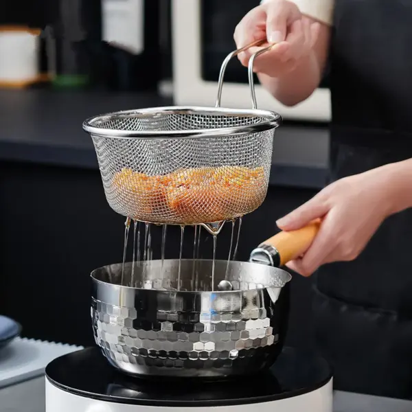 مصفاة طعام عميقة كبيرة من الفولاذ المقاوم للصدأ على شكل حرف D، مصفاة دقيق بمقبض طويل لطهي المعكرونة للخضروات والمطبخ