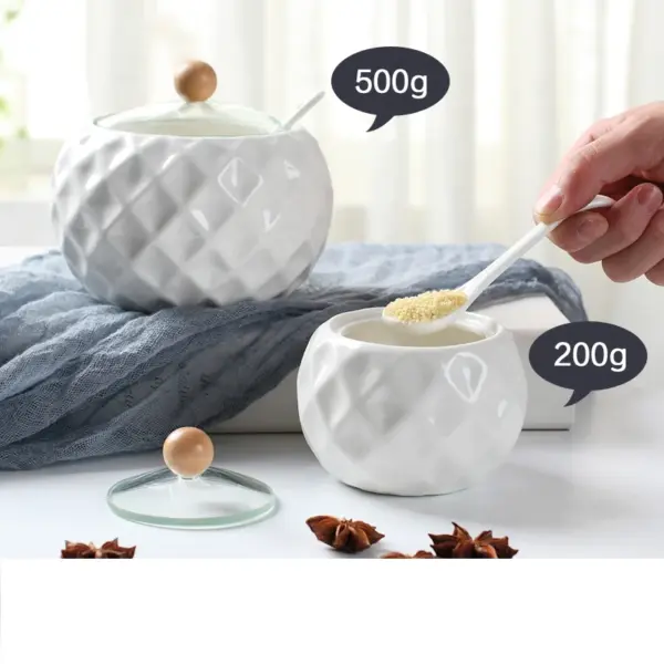 مجموعة علب توابل سيراميك بيضاء مع أغطية خشبية – تصميم كلاسيكي أنيق