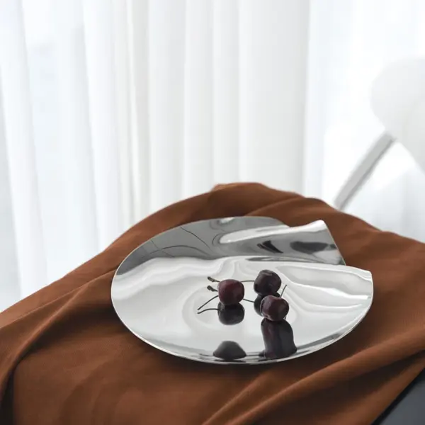 طبق حلويات استانلس ستيل فاخر | تصميم دائري إبداعي بلمعة فضية – مناسب للمطبخ والمجالس