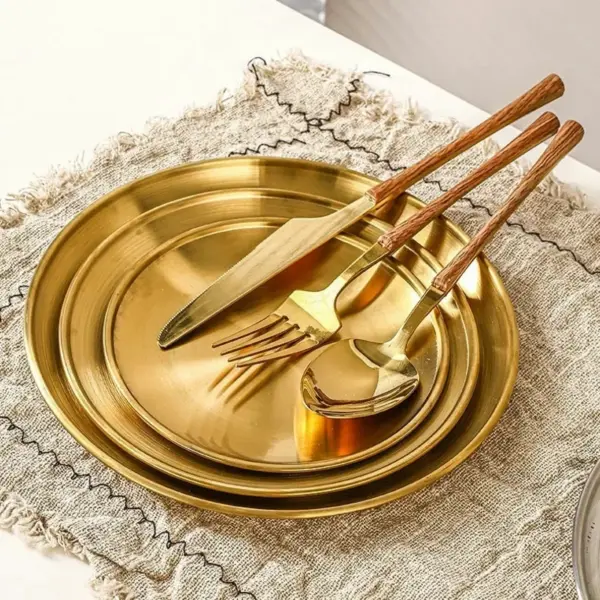 صينية دائرية ذهبية من الفولاذ المقاوم للصدأ – سميكة وعملية لتقديم الفواكه، الكعك، الشواء، والعظام 🍖🍰✨