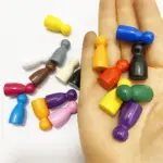 ⁦قطع شطرنج خشبية ملونة متعددة⁩ - الصورة ⁦3⁩