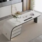 ⁦مكتب كمبيوتر أبيض فاخر بتخزين مدمج⁩ - الصورة ⁦2⁩