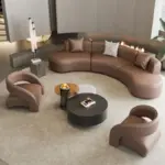 ⁦أريكة بيضاء منحنية بتصميم نوردي⁩ - الصورة ⁦3⁩