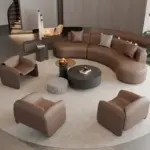⁦أريكة بيضاء منحنية بتصميم نوردي⁩ - الصورة ⁦4⁩