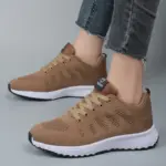 ⁦حذاء رجالي رياضي - تصميم شبكي بسيط⁩ - الصورة ⁦2⁩