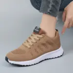⁦حذاء رجالي رياضي - تصميم شبكي بسيط⁩ - الصورة ⁦6⁩
