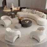 ⁦أريكة بيضاء منحنية بتصميم نوردي⁩ - الصورة ⁦2⁩