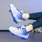 ⁦حذاء تزلج أطفال بإضاءة LED - تصميم مضيء⁩ - الصورة ⁦2⁩