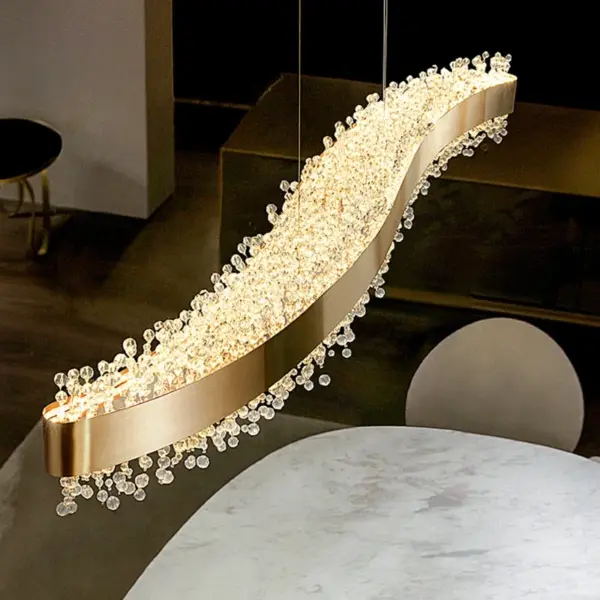 ثريات كريستال ذهبية بتصميم عصري